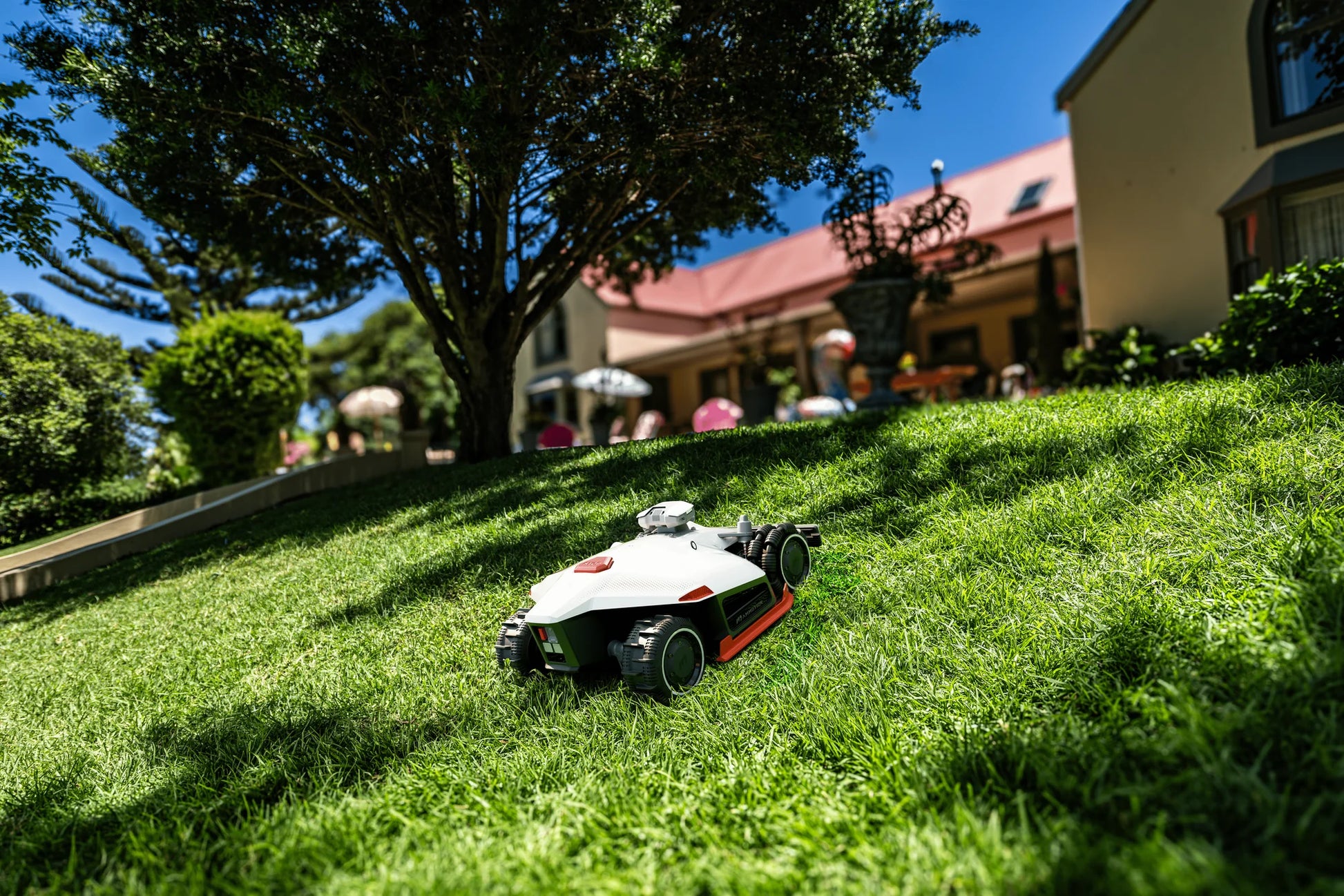 LUBA2 AWD 10000X - För 10000m2 Gränskabelfri Robotgräsklippare
