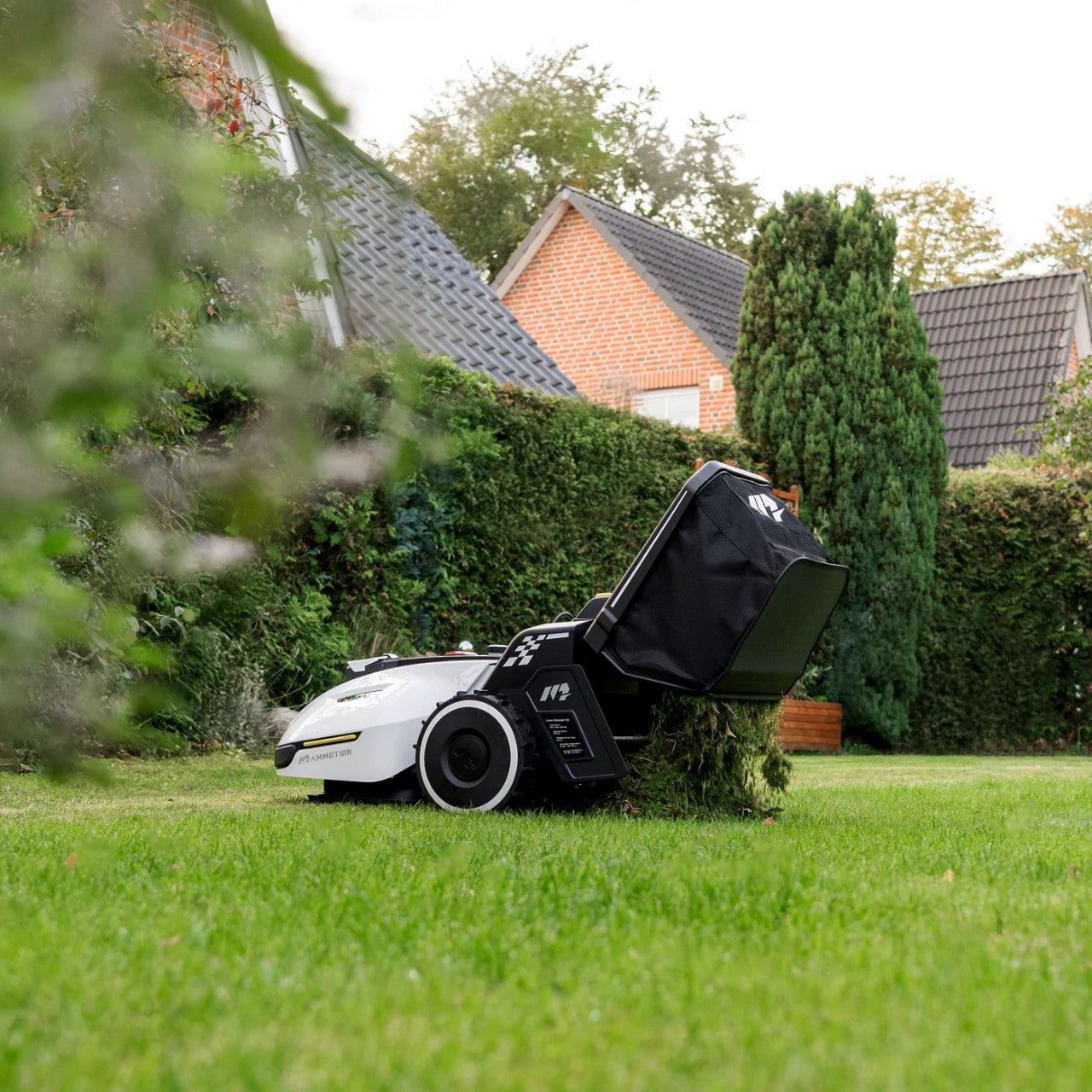 YUKA 3000 - För 3000m2 Gränskabelfri + Gratis garage Robotgräsklippare